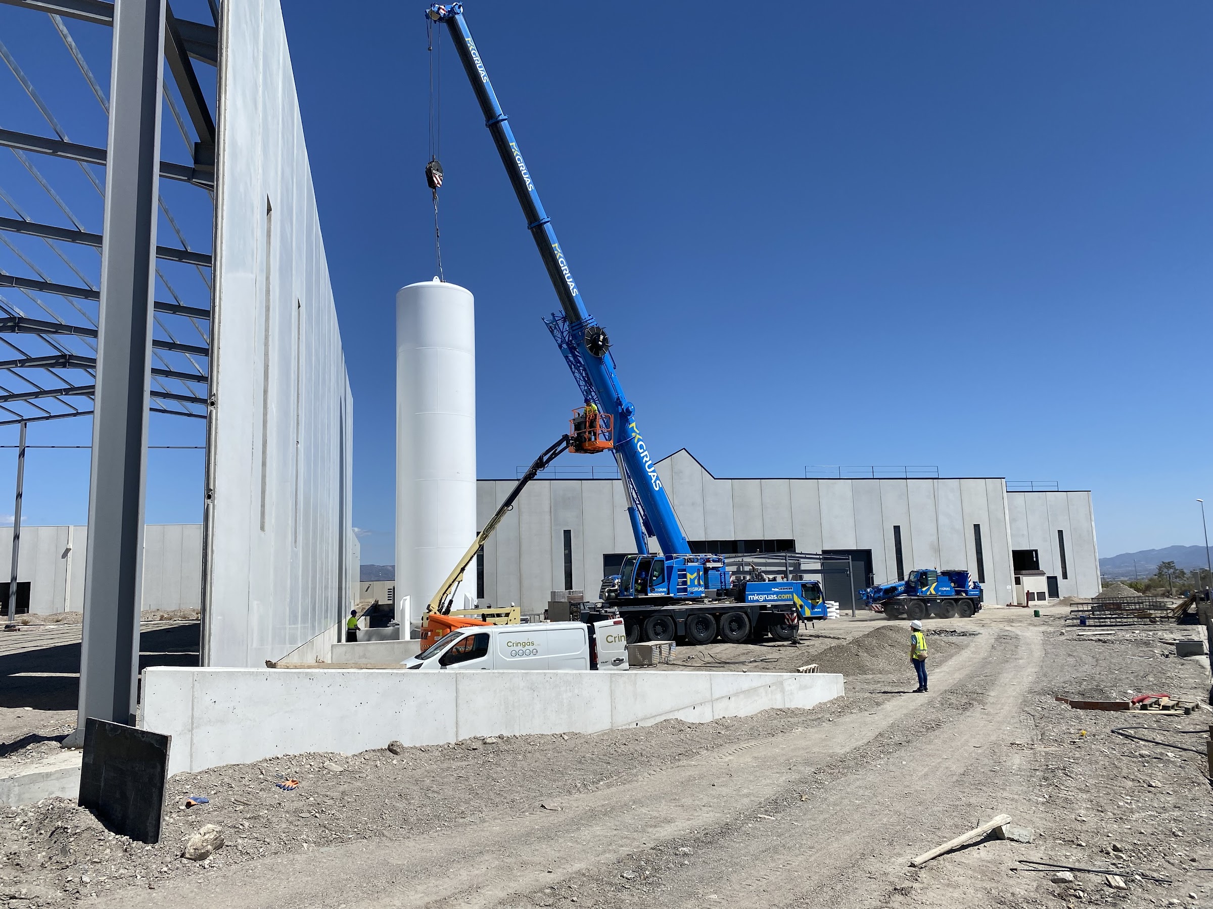 Grúa móvil trabajando en una nave industrial de Estrupur