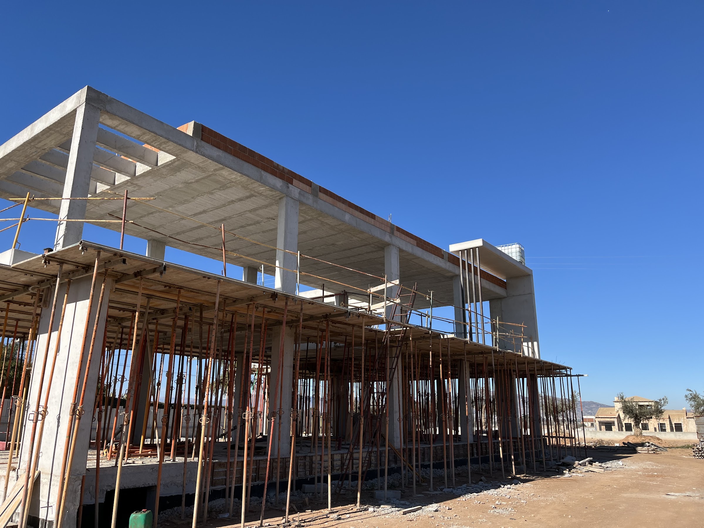 Estructura de hormigón de vivienda con apeos