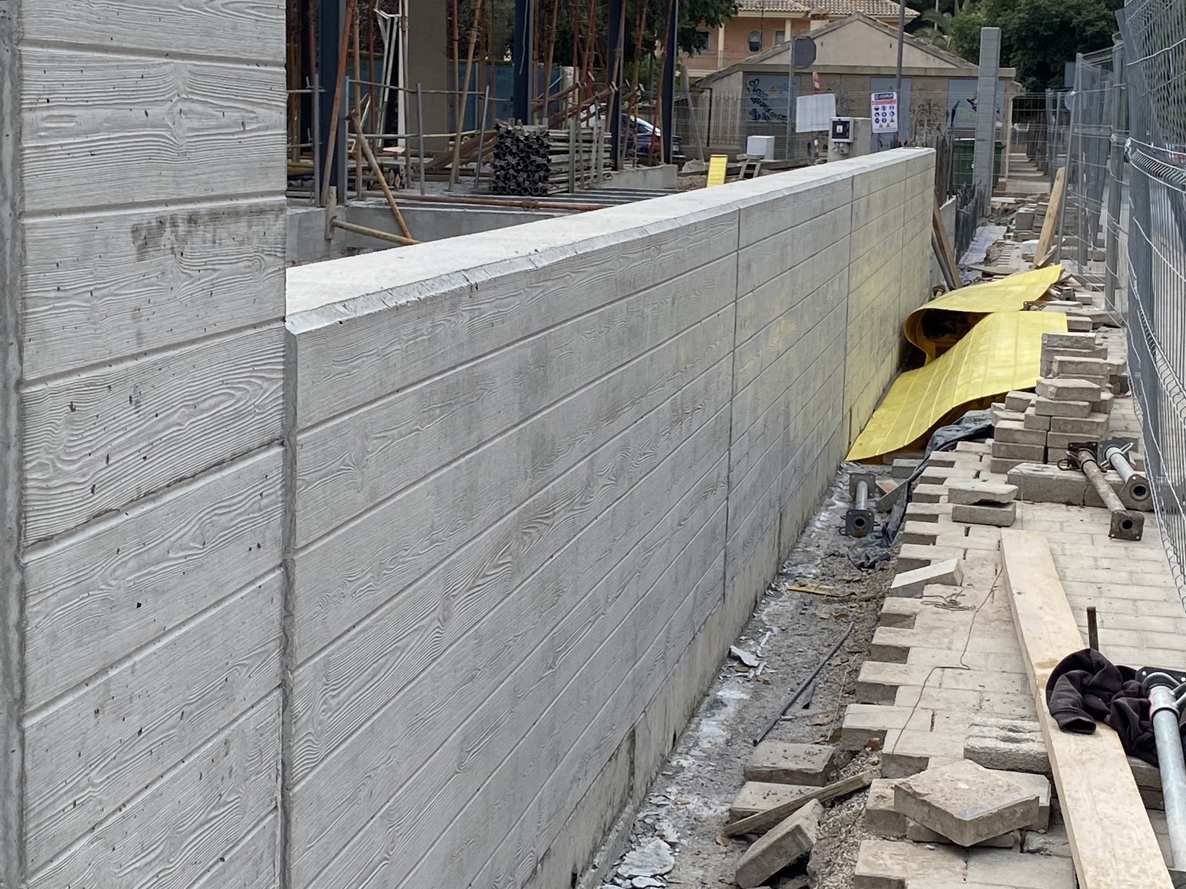 Muro de hormigón visto con textura de encofrado