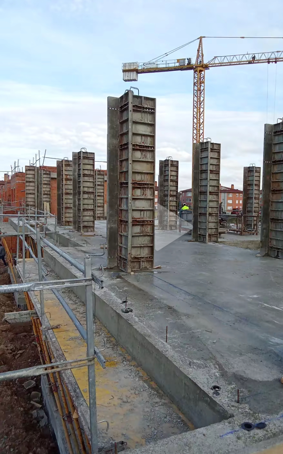 Pilares encofrados con grúa torre en un edificio residencial